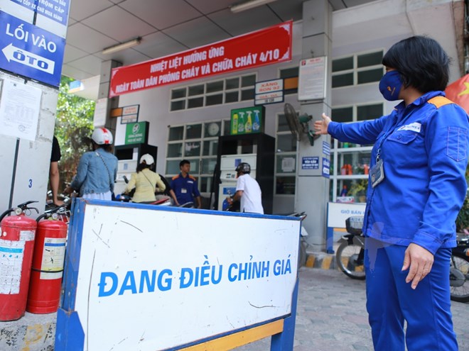 Đồng loạt giảm giá, xăng RON 92 lùi về mức 17.274 đồng mỗi lít