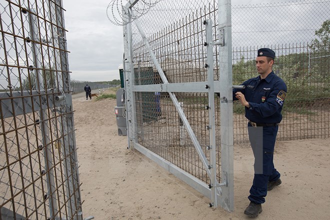 Ủy ban châu Âu đe dọa trừng phạt pháp lý Hungary và Ba Lan