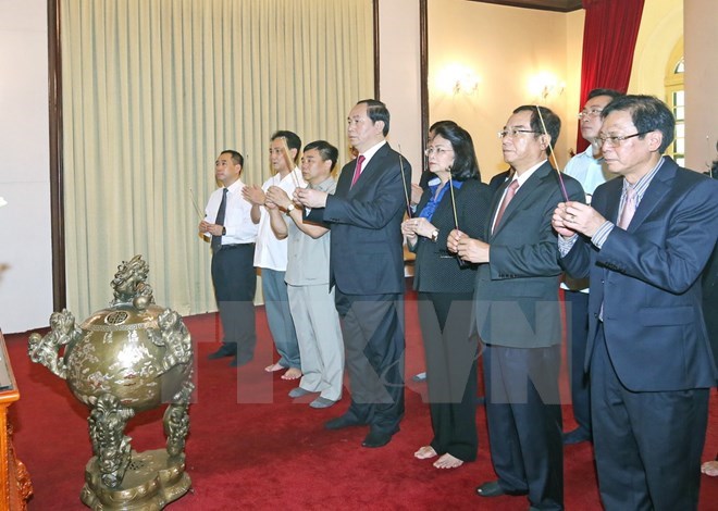 Chủ tịch nước Trần Đại Quang dâng hương tưởng nhớ Bác Hồ