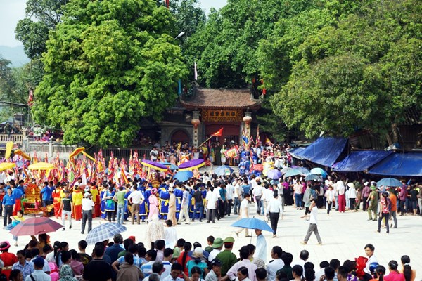 Du lịch tâm linh Lào Cai hút hàng vạn khách thập phương dịp đầu Xuân