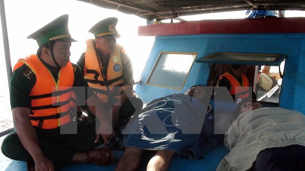 Gió to, sóng lớn đánh chìm tàu cá, 4 ngư dân được cứu sống