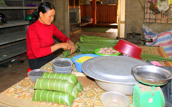 Người làm bánh chưng đen ở Phú Lương