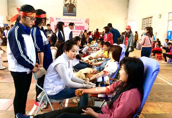 Sinh viên Đại học Y Dược Thái Nguyên tham gia hiến máu tại Lễ hội Xuân hồng 2017