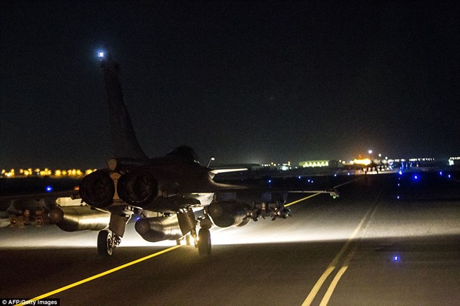 Máy bay chiến đấu Pháp ồ ạt ném bom trả đũa IS ở Syria 