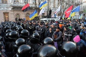 Ukraine: Cảnh sát đẩy người biểu tình ra khỏi các trụ sở chính phủ 