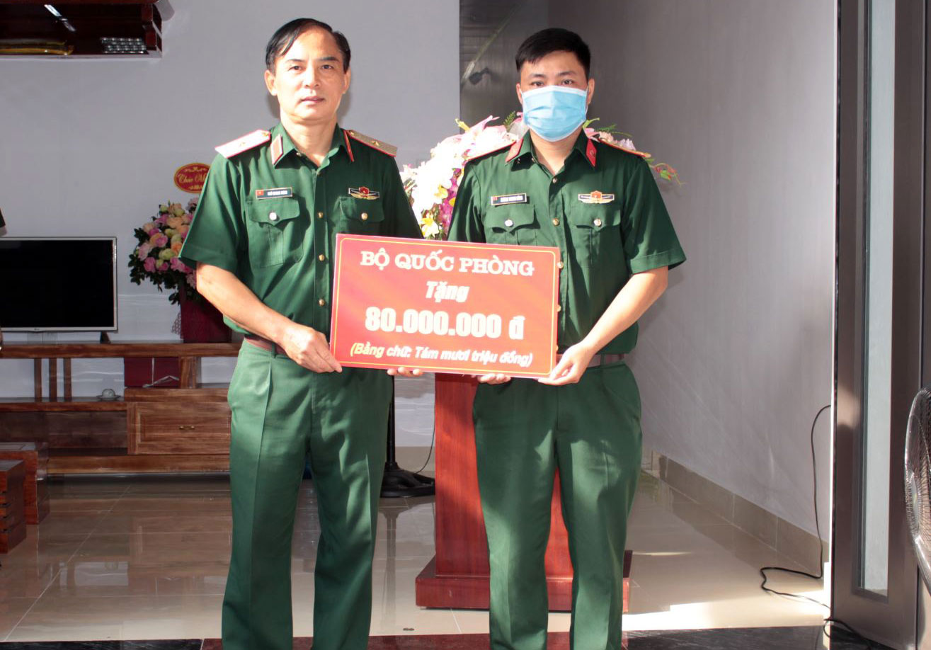 Cục Chính trị Quân khu 1: Trao tặng “Nhà đồng đội” cho quân nhân chuyên nghiệp