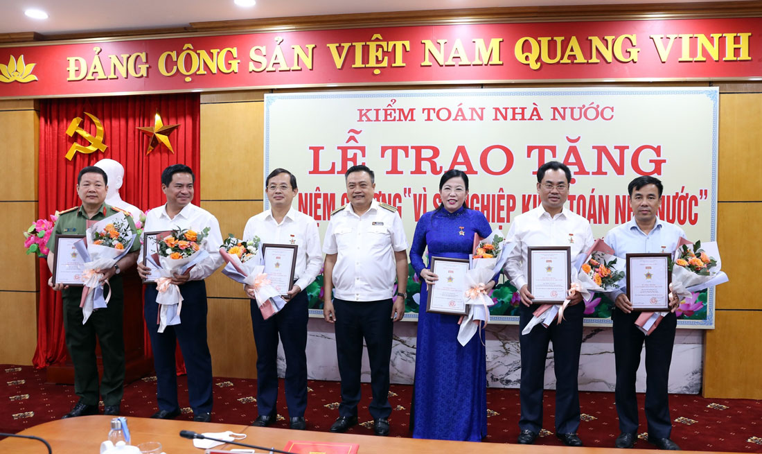 Trao tặng Kỷ niệm chương 
