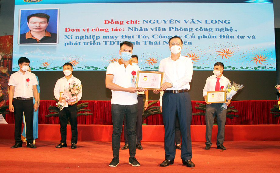 Tôn vinh doanh nghiệp, công nhân, viên chức, lao động tiêu biểu