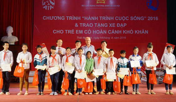 Trao tặng 50 xe đạp cho trẻ em nghèo