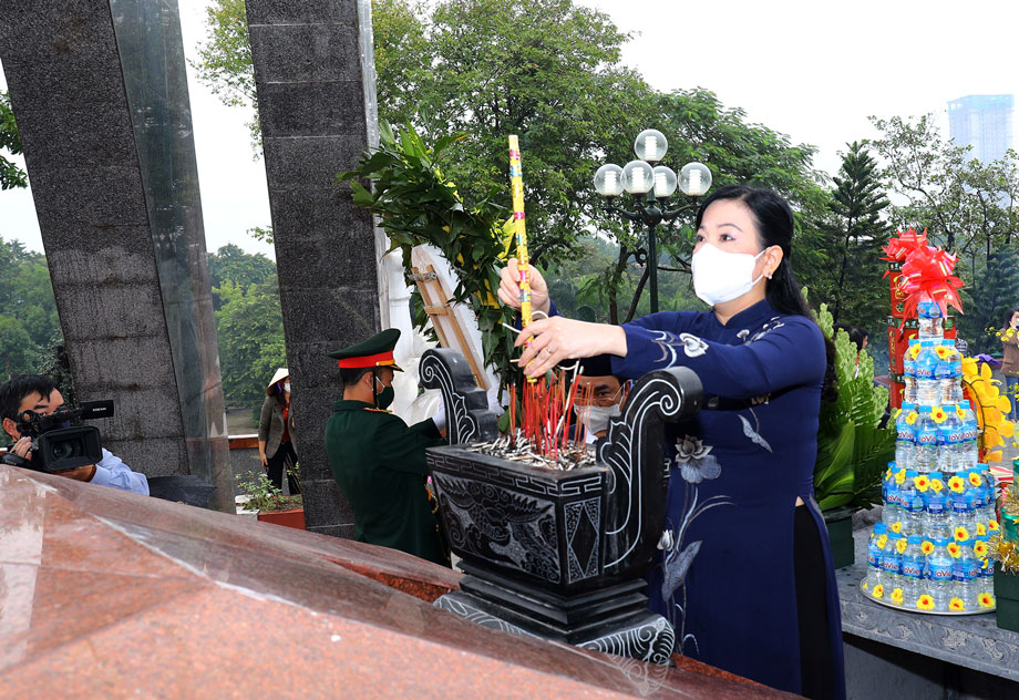 Dâng hương tưởng niệm Chủ tịch Hồ Chí Minh và các Anh hùng liệt sĩ