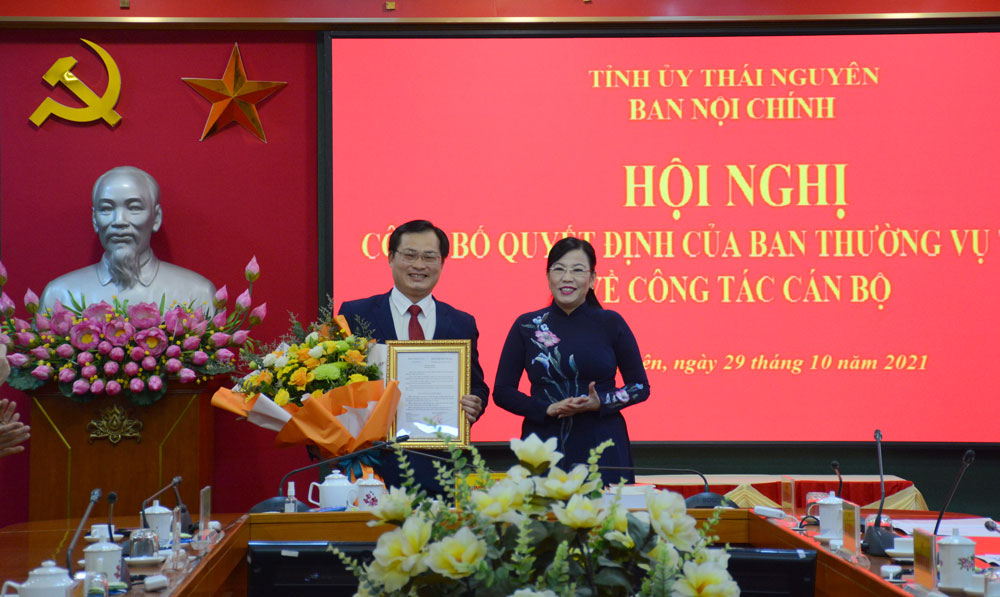 Trao quyết định bổ nhiệm Phó Trưởng Ban Nội chính Tỉnh ủy