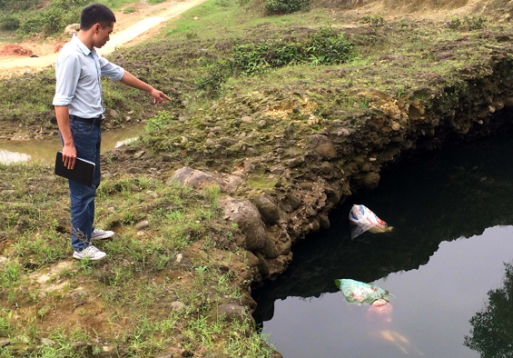 Nhiều xác gia súc bị ném bừa bãi xuống suối