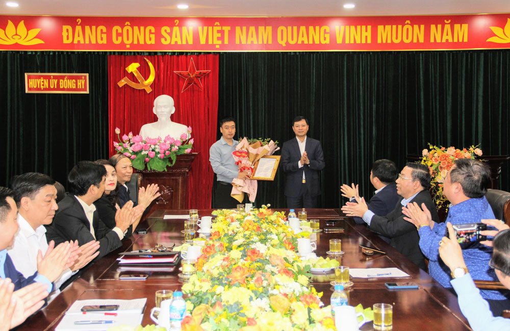 Ban Thường vụ Tỉnh ủy công bố quyết định về công tác cán bộ