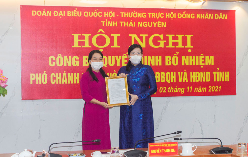 Trao quyết định bổ nhiệm hai Phó Chánh Văn phòng Đoàn đại biểu Quốc hội và HĐND tỉnh