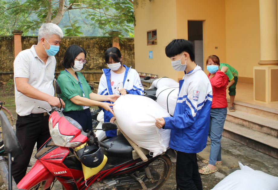 Hỗ trợ gạo cho 3.389 học sinh vùng đặc biệt khó khăn