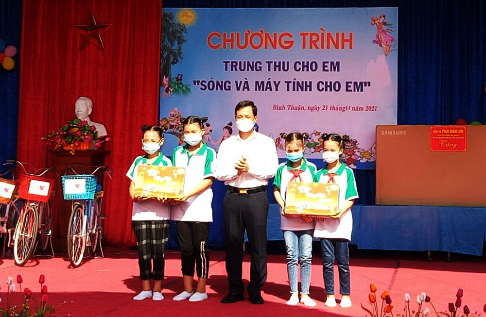 Hỗ trợ gần 500 điện thoại thông minh cho học sinh