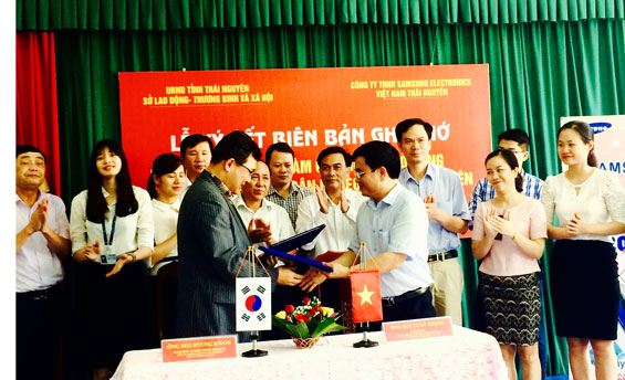 Ký kết tuyển dụng lao động thuộc hộ nghèo và cận nghèo