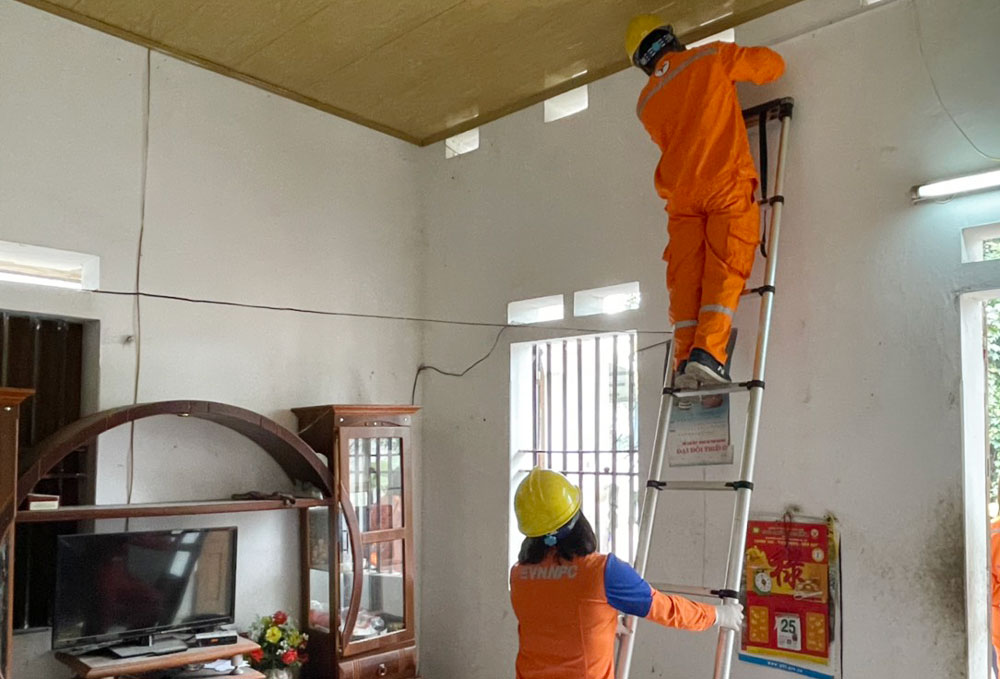 Điện lực T.P Thái Nguyên: Cải tạo, sửa chữa hệ thống điện cho 10 hộ nghèo