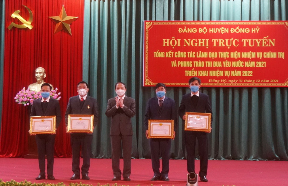Đẩy mạnh các phong trào thi đua yêu nước