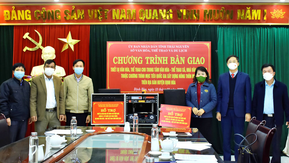Bàn giao thiết bị văn hóa hỗ trợ cho các xóm, xã