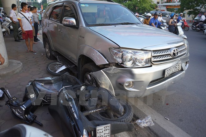 Hà Nội: Ôtô mất lái đâm liên hoàn nhiều xe máy, 10 người nhập viện