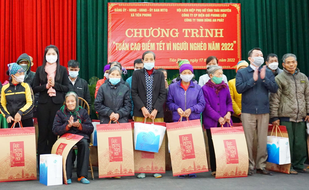 Tặng trên 270 suất quà Tết cho người nghèo