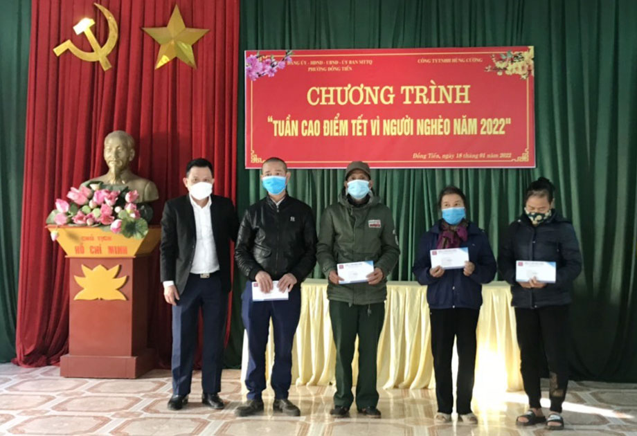 Tặng quà Tết cho gia đình chính sách, hộ nghèo