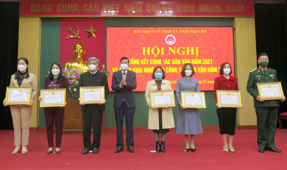 Nhiều tập thể, cá nhân được khen thưởng trong công tác dân vận