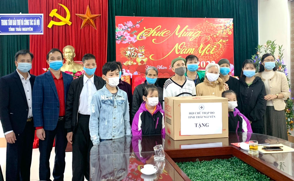Tặng quà Tết cho các đối tượng yếu thế