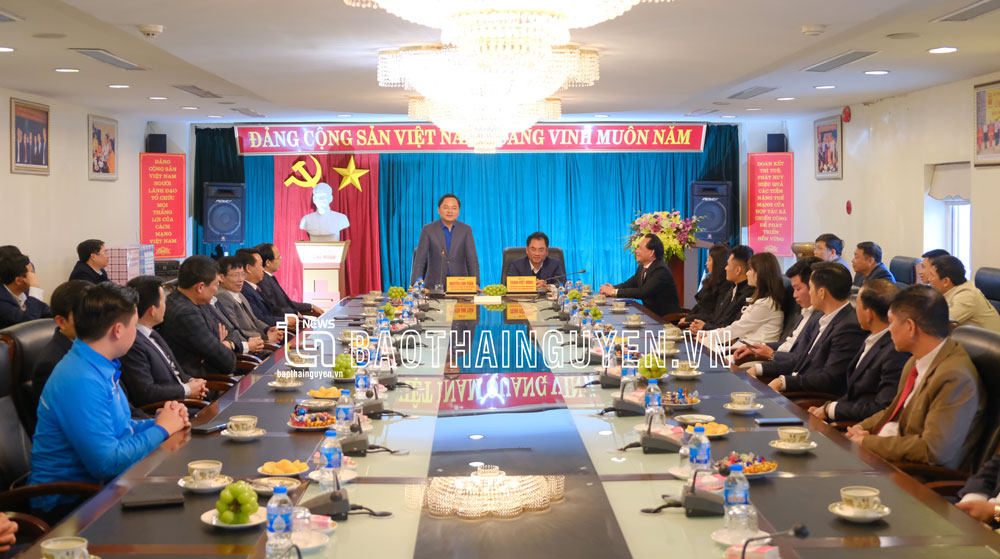 Bí thư thứ nhất Trung ương Đoàn thăm, làm việc tại HTX Công nghiệp và Vận tải Chiến Công