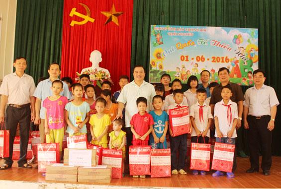 Tặng quà nhân dịp Tết Thiếu nhi