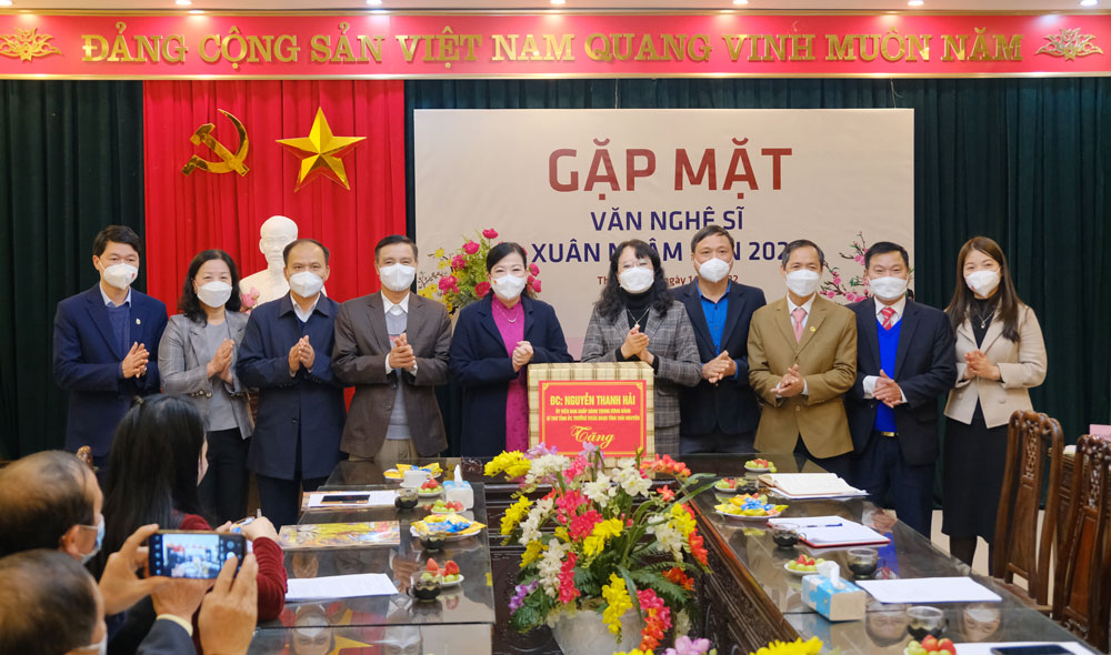 Đồng chí Bí thư Tỉnh ủy gặp mặt các văn nghệ sĩ