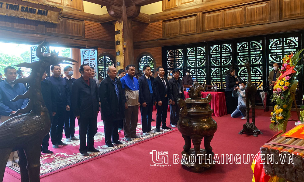 Hiệp hội Doanh nghiệp tỉnh: Dâng hương tưởng niệm Chủ tịch Hồ Chí Minh tại ATK Định Hóa