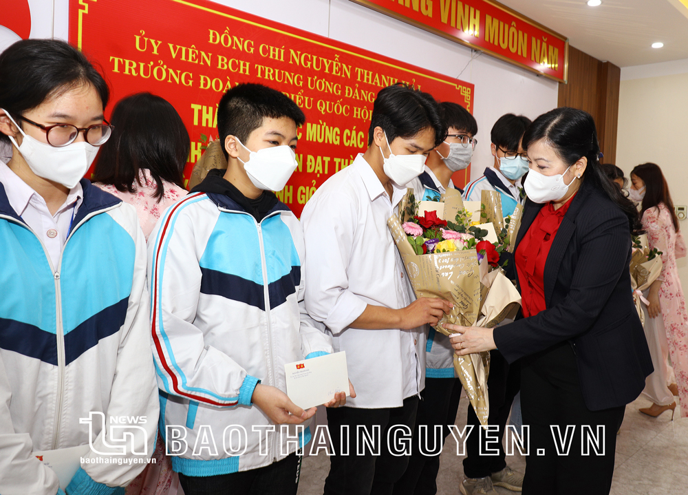 Đồng chí Bí thư Tỉnh ủy động viên học sinh đoạt giải cấp Quốc gia