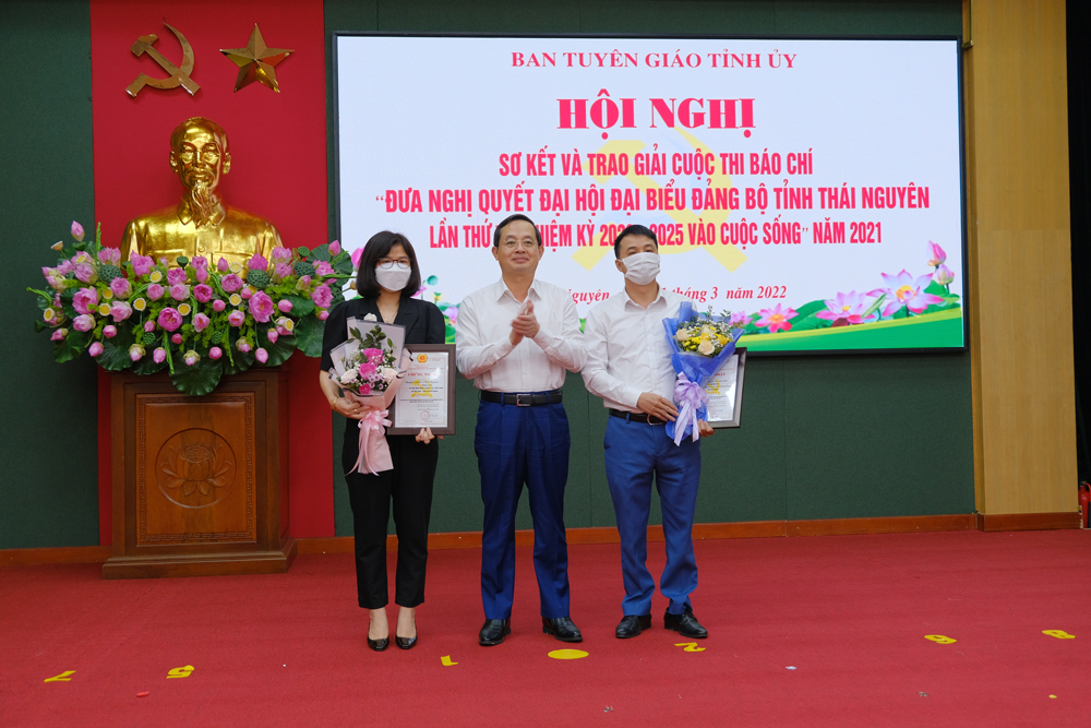'Chuyện “6 dám” ở Thái Nguyên' và 'Không “ngủ quên” sau tôn vinh' đoạt giải A
