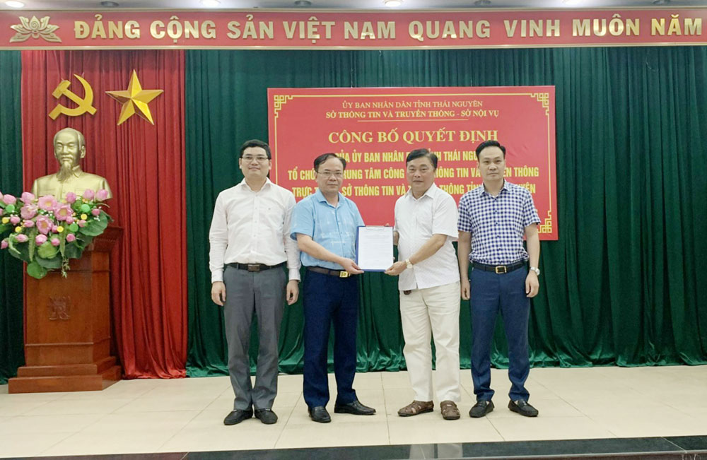 Công bố quyết định tổ chức lại Trung tâm Công nghệ thông tin và Truyền thông