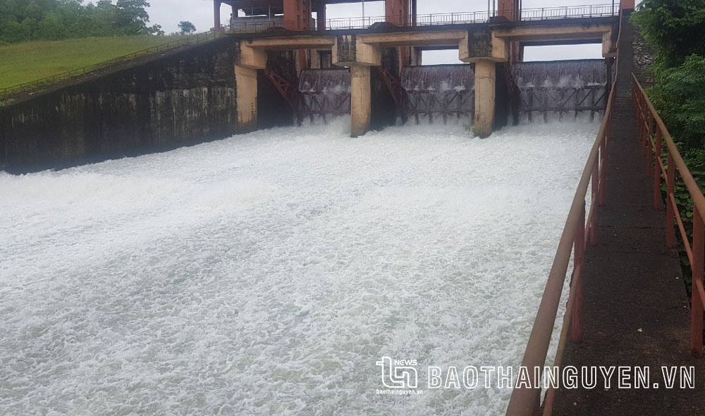Vận hành điều tiết nước qua tràn xả lũ hồ Núi Cốc từ 15 giờ hôm nay