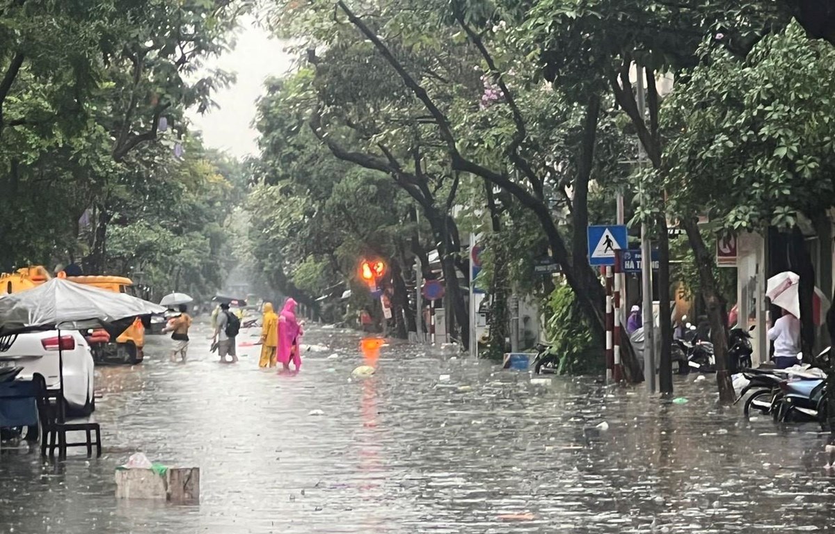 Sau cơn mưa kỷ lục 36 năm ở Hà Nội: Cảnh báo sẽ có mưa đá, úng ngập