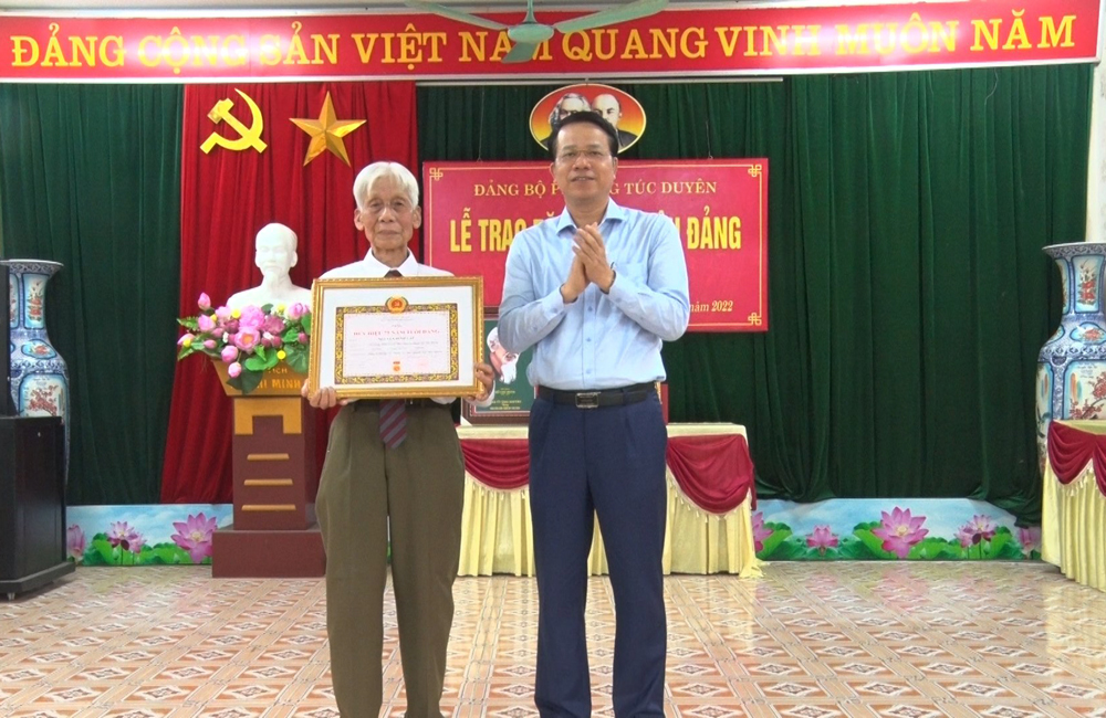 Trao Huy hiệu 75 năm tuổi Đảng cho đảng viên ở phường Túc Duyên