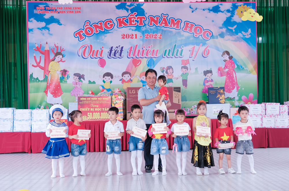 Lãnh đạo tỉnh thăm, tặng quà trẻ em nhân Ngày Quốc tế Thiếu nhi 1-6