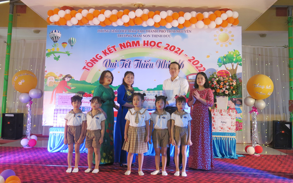 Nhiều phần quà dành tặng trẻ em có hoàn cảnh khó khăn