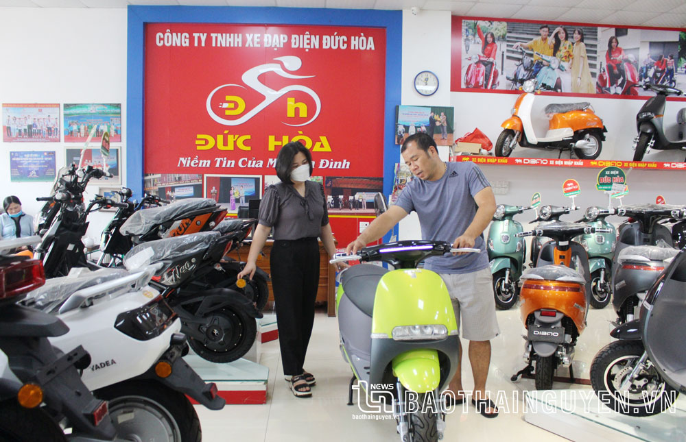 Giá xăng tăng cao, thị trường xe điện thêm khởi sắc