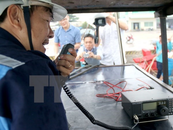 Hỗ trợ máy thông tin liên lạc cho tàu cá giúp ngư dân bám biển