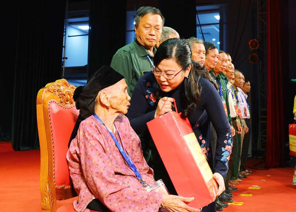 Biểu dương các tập thể, cá nhân tiêu biểu trong phong trào “Đền ơn đáp nghĩa”