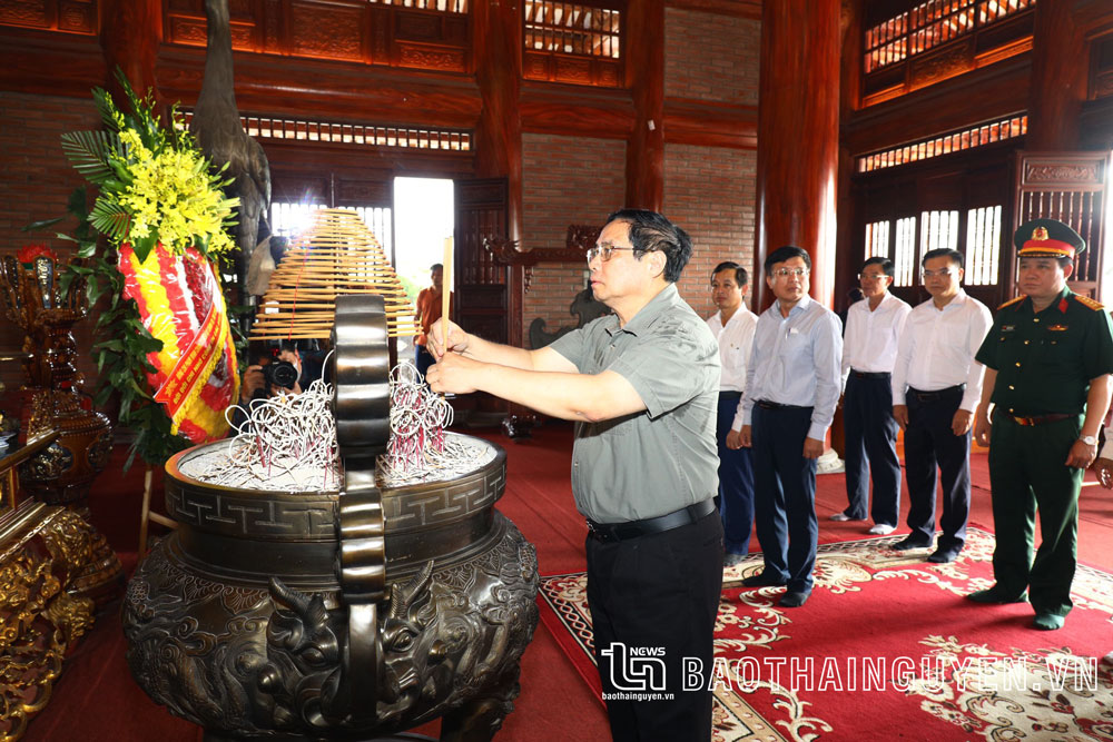Thủ tướng Phạm Minh Chính tưởng niệm các Liệt sĩ Thanh niên xung phong Đại đội 915 tại Thái Nguyên