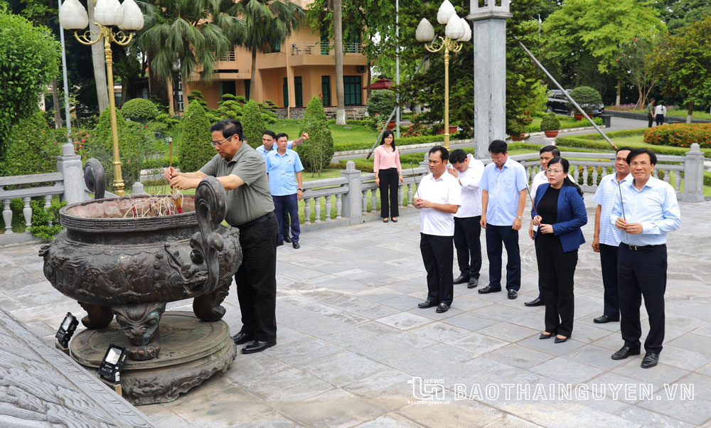 Thủ tướng Chính phủ dâng hương tưởng niệm Chủ tịch Hồ Chí Minh và các Anh hùng liệt sĩ tại Thái Nguyên