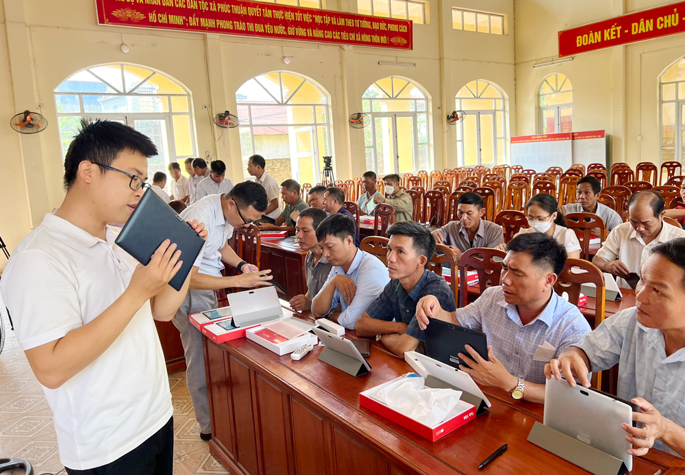 Trang bị máy tính bảng cho tổ trưởng Tổ công nghệ số cộng đồng