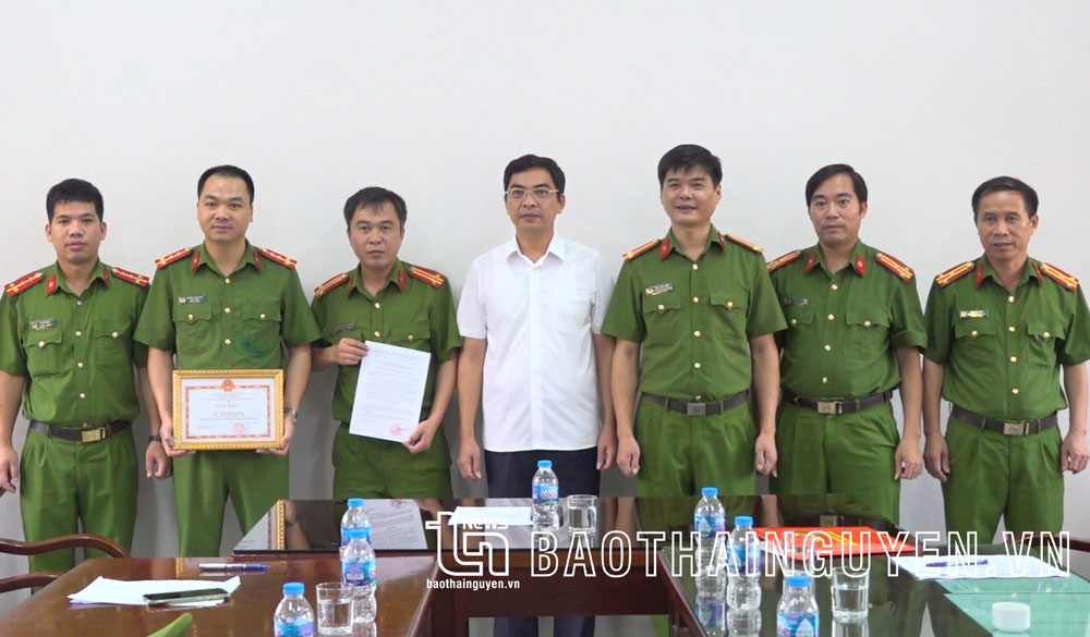 Khen thưởng đột xuất Công an TP. Sông Công