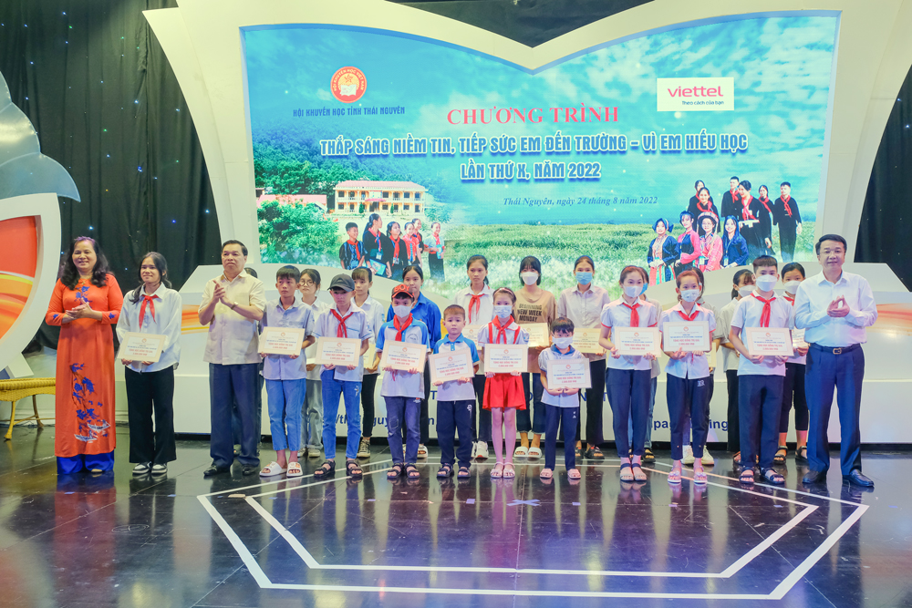 380 suất học bổng tiếp sức học sinh nghèo bước vào năm học mới