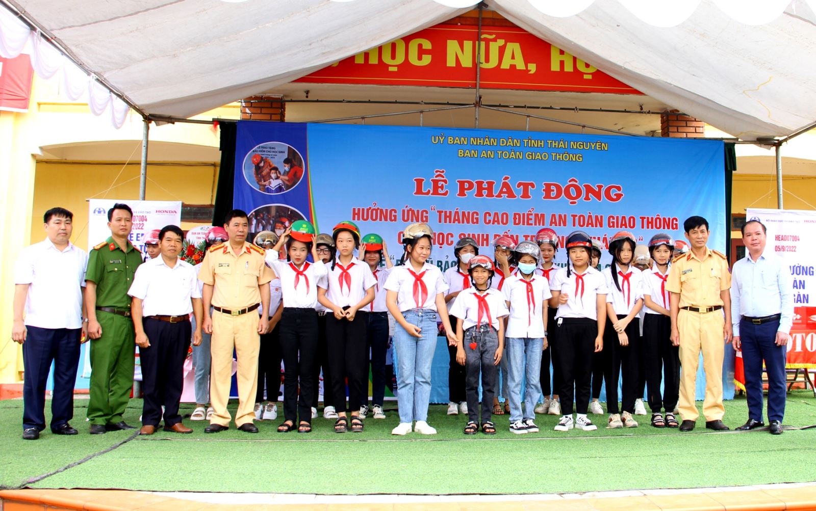 Phát động Tháng cao điểm an toàn giao thông cho học sinh đến trường